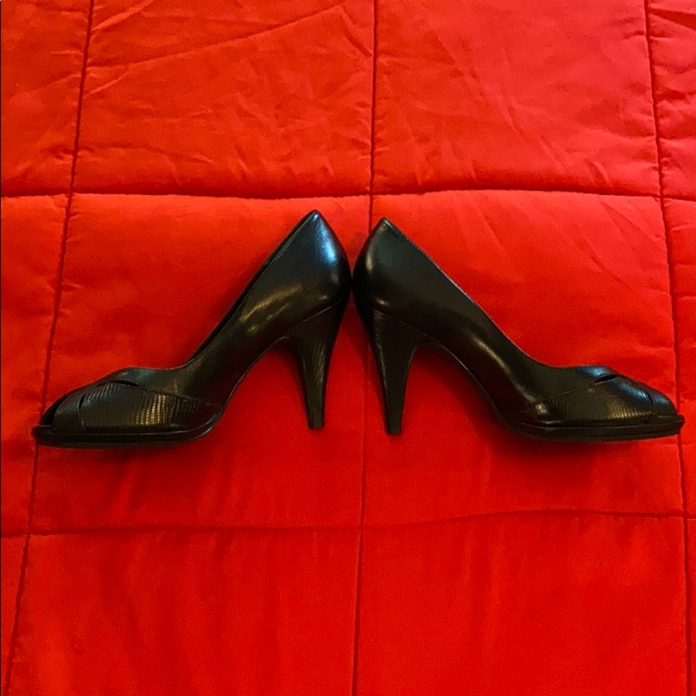 Black Peep Toe Pumps Gianni Bini